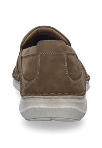 Brązowy skórzany but wsuwany z zaokrąglonym tyłem, teksturowaną cholewką, kontrastowym przeszyciem i lekką gumową podeszwą.