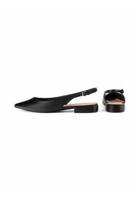 Crne slingback balerinke s oštrim vrhom, glatkim kožnim materijalom, ravnim potplatom i podesivim remenom s detaljem kopče.
