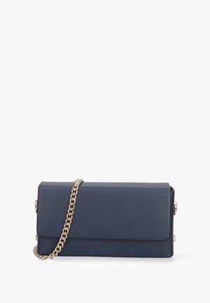 Navyblauwe faux leren clutch bag met een gouden kettinghengsel, rechthoekige vorm, magnetische sluiting en een minimalistisch ontwerp.