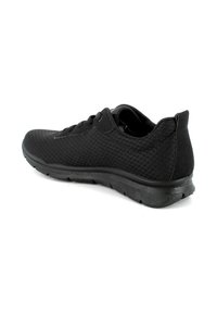 Scarpe da ginnastica nere con tomaia in mesh testurizzato, punta tonda e suola in gomma a contrasto, caratterizzate da un design a profilo basso e allacciatura standard.
