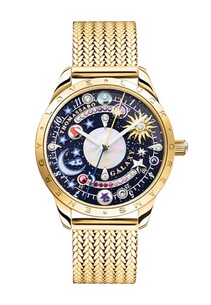 Orologio da polso in oro con cinturino intrecciato, quadrante a tema celeste con stelle, sole, luna, gemme colorate e motivi spaziali, nome del marchio visibile.