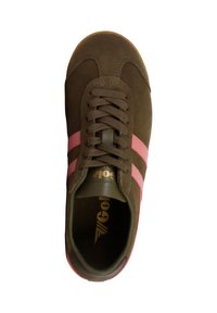 Sneaker mit einem Obermaterial aus braunem Wildleder, pinken Streifen und Schnüren. Bietet eine weiche Textur und ein gepolstertes Innenleben mit einem goldenen Logo auf der Innensohle.
