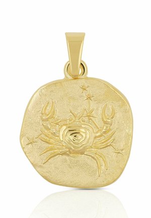 Goldener Anhänger mit erhabenem Krebs- und Sternbild-Design, der sich auf einer weißen Oberfläche spiegelt, mit einer glatten Öse für eine Kette.
