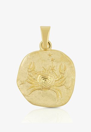 Ciondolo in oro con design a rilievo di granchio e costellazione stellare, che si riflette su una superficie bianca, con un anello liscio per una catena.