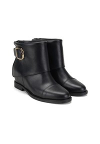 Bottines en cuir noir avec un bout arrondi, dotées d'une large sangle à la cheville et d'un détail de boucle en or. Texture lisse et talon bas empilé.