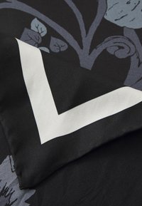 Must mustritud must kangas, millel on lillemuster halli toonides. Äärtes on näha kontrastset valget chevroni mustrit. Sile tekstuur.
