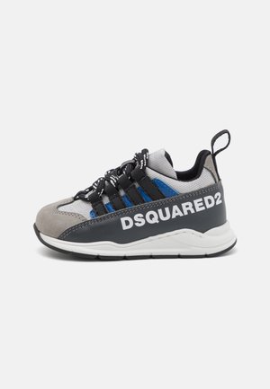 Grå og sort sneaker med blå accenter, mesh og ruskind materiale, tyk hvid sål, med "DSQUARED2" branding på siden.