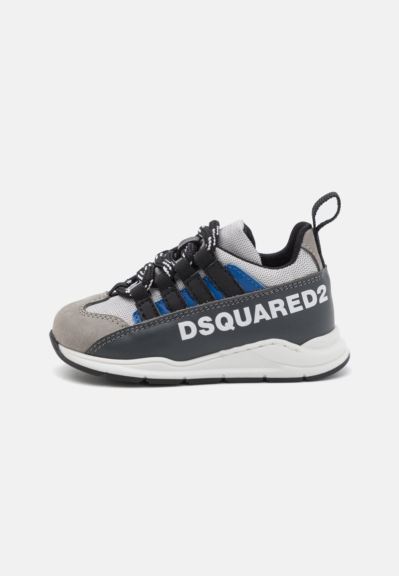 Graue und schwarze Sneaker mit blauen Akzenten, aus Netz- und Wildledermaterial, mit dicker weißer Sohle, die mit "DSQUARED2"-Branding an der Seite versehen ist.