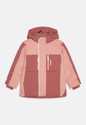Wattierte Jacke in Rost und Blush, mit einer Kapuze, zwei vorderen Reißverschlusstaschen und kontrastierenden Nähten. Logo auf der linken Vorderseite der Tasche.