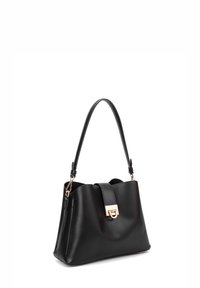 Borsa a mano in pelle nera con una forma strutturata, parte superiore piatta, manico singolo e chiusura in metallo dorato. Texture liscia, senza motivi.
