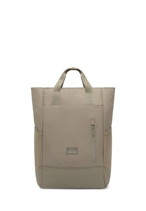 Beige nylontuli, jossa on kaksoiskahvat, etupuolen vetoketjullinen tasku ja logopatch. Tasainen pinta ja jämäkkä muotoilu, jossa on kontrastivärinen pohja.