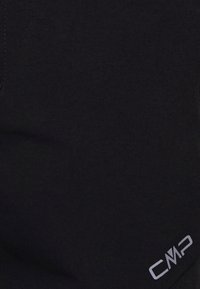 Shorts neri in tessuto morbido, con un logo grigio discreto in basso a destra, progettati per un look casual.
