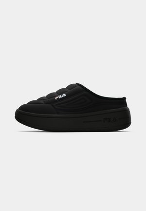 Sapatilha preta FILA estilo slip-on com parte superior acolchoada, sola espessa, superfície texturizada e detalhe do logótipo ao longo do lado. Design elegante e moderno com forma arredondada.