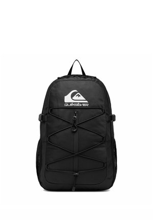 Schwarzer Quiksilver-Rucksack mit elastischem vorderem Kordelzug, Reißverschlusstasche, seitlichen Netztaschen und oberem Tragegriff auf weißem Hintergrund.