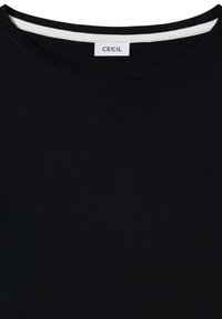 Schwarzes T-Shirt mit Rundhalsausschnitt, weißem Innenkragenbesatz und einem kleinen weißen Etikett mit der Aufschrift "CECIL" am hinteren Kragen.