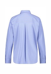 Camicia azzurro chiaro con righe verticali bianche, maniche lunghe e design con piega posteriore. Presenta un colletto classico e polsini con bottoni.
