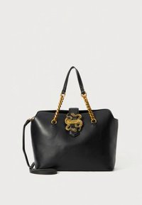 Svart handväska i läder med strukturerad form, handtag av guldkedja och en dekorativ orm-emblem på framsidan. Justerbar axelrem ingår.