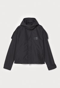 Jachetă neagră cu glugă, fabricată dintr-un material neted. Dispune de fermoar frontal, buzunare laterale și accente pe umeri. Design simplu cu etichetă.