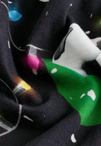 Țesătură neagră cu un model colorat de lumini de Crăciun în verde, roz, albastru, galben și alb, prezentată în pliere apropiată.