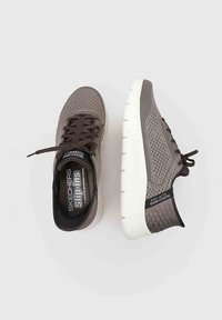 Szare buty typu slip-on Skechers wykonane z siateczki o teksturowanej powierzchni, z brązowymi sznurowadłami i grubą białą gumową podeszwą. Lekka konstrukcja.