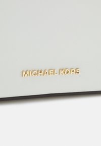 MICHAEL Michael Kors EMPIRE CHAIN POUCHETTE - Handbag - optic white