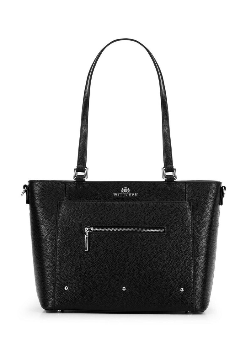 Zwarte leren tote bag met twee schouderbanden, gestructureerd oppervlak, voorzak met rits, zilverkleurige hardware en merklogo aan de bovenkant.