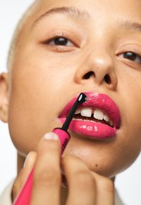 NYX Professional Makeup SHINE LOUD HIGH PIGMENT LIP SHINE - Läppglans - lead everything