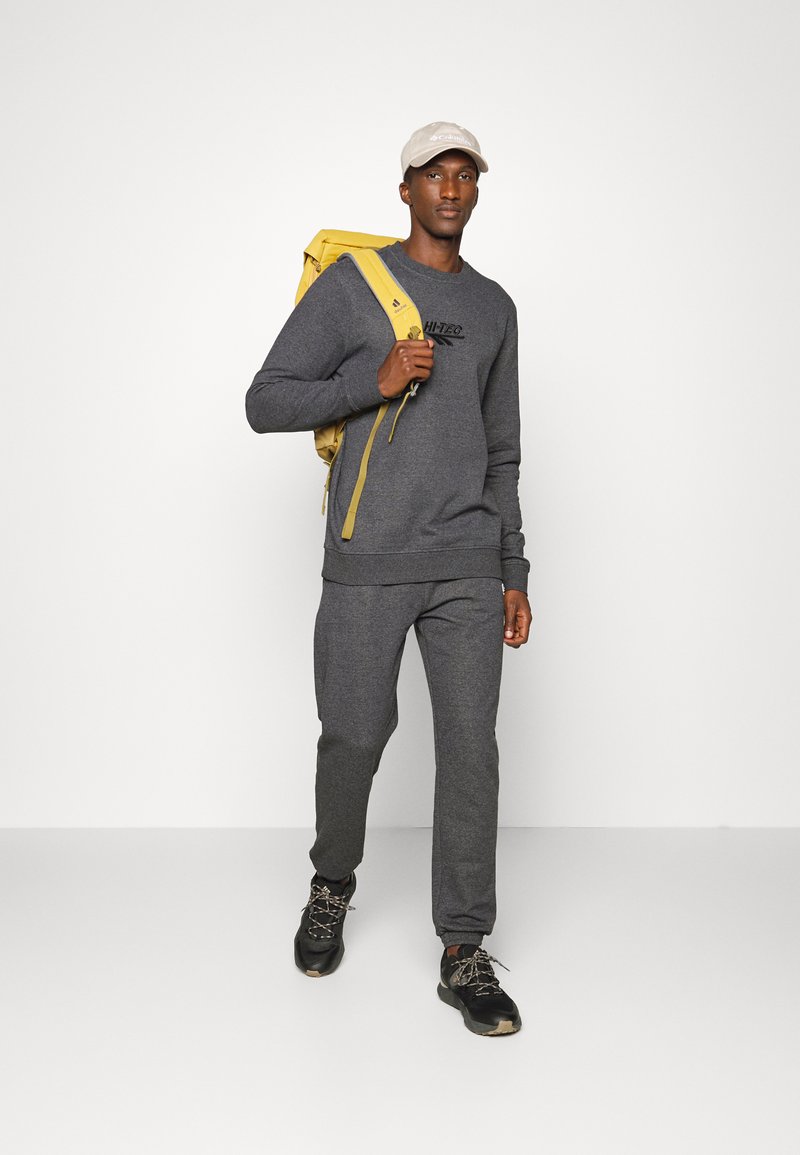 Herren Shirts | Hi-Tec PITCHERS Jogginghose charcoal/dunkelgrau - CD55340 Herren Shirts | Hi-Tec PITCHERS Jogginghose charcoal/dunkelgrau - CD55340
