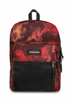 Sac à dos Eastpak à motif galaxie rouge et noir, avec une grande poche avant zippée en mesh et une boucle de poignée supérieure noire.