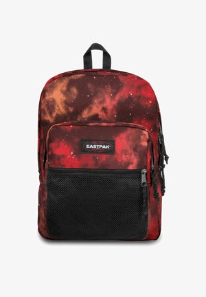 Sac à dos Eastpak à motif galaxie rouge et noir, avec une grande poche avant zippée en mesh et une boucle de poignée supérieure noire.
