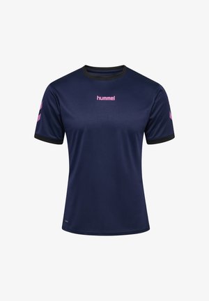 Marineblå kortærmet sportsskjorte med sort krave og manchetter, lyserødt "hummel"-logo på brystet og lyserøde chevrons på ærmerne.