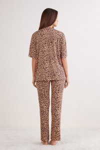 Lounge set met luipaardprint, bestaande uit een T-shirt met korte mouwen en lange broeken. Zachte stof met een comfortabele pasvorm en contrasterende zwarte vlekken op een beige achtergrond.