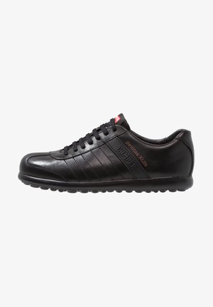 Czarne skórzane sneakersy z zaokrąglonym noskiem, sznurowanym projektem, poziomymi przeszyciami oraz teksturowaną boczną częścią z logo.