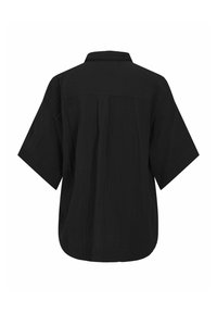 Camisa negra de manga corta con un corte relajado, que presenta un tejido texturizado, un pliegue en la espalda y un diseño de cuello clásico.