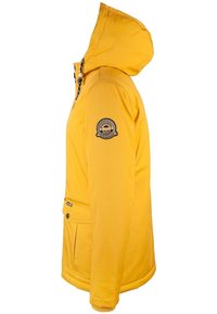 Gul vattentät jacka med huva, sidofickor, elastiska ärmmuddar och en cirkulär logotyp på vänster ärm, med en slät textur.