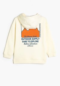 Ljus krämfärgad hoodie med en känguruficka, prydd med en orange berggrafik och blå text på baksidan, mjukt tyg och ribbade ärmslut.