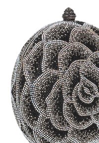 Ronde zwarte clutch versierd met zilveren en iriserende strasssteentjes, met een bloemmotief. Decoratieve sluiting bovenop voegt detail toe.