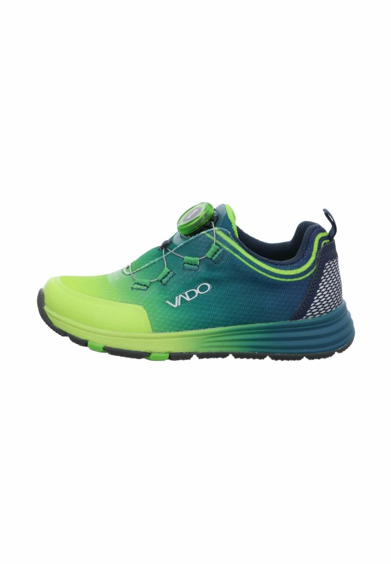 Grüner und blauer Sportschuh mit einem Mesh-Obermaterial, strukturiertem Stoff, runder Knopfverschluss und einer Gummisohle für Grip und Unterstützung.