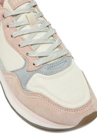 Zapatilla que combina ante y tela en tonos crema, rosa y azul claro. Con cordones redondos y una suela de goma curvada.
