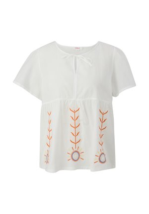 Witte blouse met korte mouwen, versierd met kleurrijke bloemenborduursels in oranje en blauw aan de voorkant en een knoopdetail bij de hals.