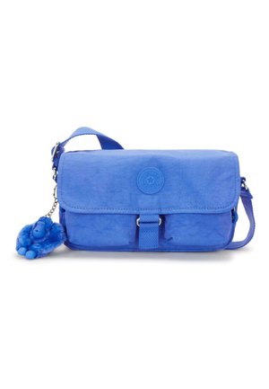 Borsa a tracolla blu con tessuto testurizzato, tracolla regolabile e un portachiavi decorativo a forma di scimmia blu. Presenta una chiusura con patta e dettaglio a bottone.