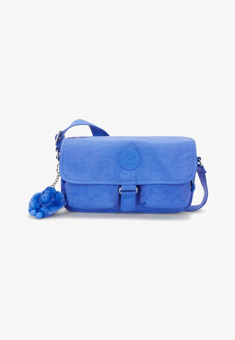 Borsa a tracolla blu con tessuto testurizzato, tracolla regolabile e un portachiavi decorativo a forma di scimmia blu. Presenta una chiusura con patta e dettaglio a bottone.