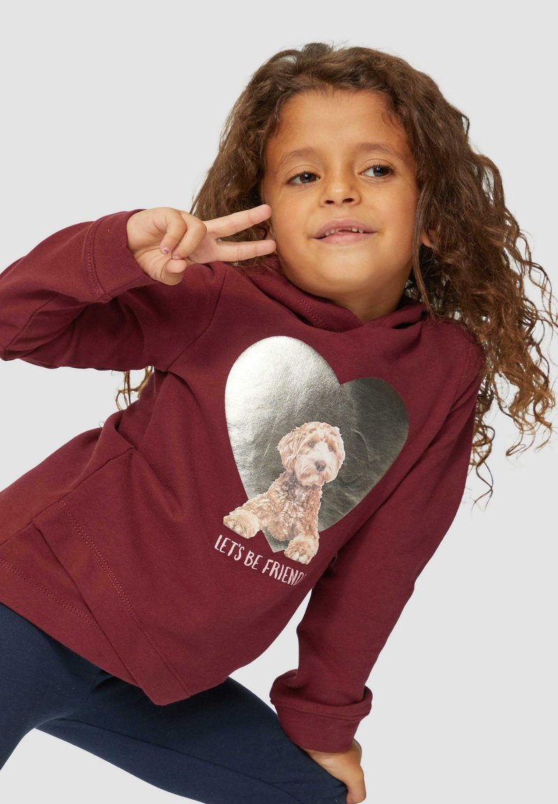 Bordeauxkleurige hoodie met een glanzende hartafbeelding en een hondenafbeelding, met de tekst "Laten we vrienden zijn!" in het wit. Zachte katoenen stof.