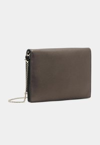 Tmavě hnědá texturovaná kožená peněženka s řetízkem, která má elegantní obdélníkový tvar a minimalistické designové detaily.