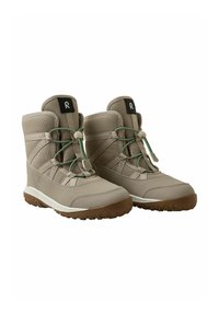 Botas impermeables beige con parte superior de tela texturizada, cordones verdes, punta redonda, suela de goma con dibujo acanalado y cuello acolchado.