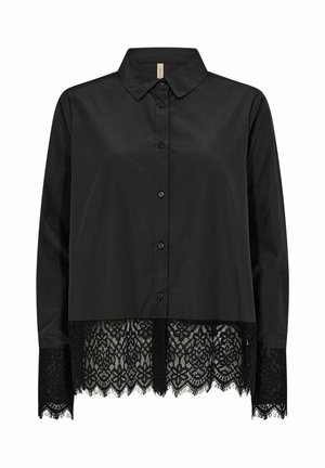 Svart skjorta med knappar och spetskant. Har en krage, långa ärmar och texturerad spetsdetalj vid nederkant och ärmsluten.