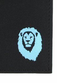 Logo tête de lion bleu centré sur une surface noire texturée avec des bords cousus sur les côtés droit et inférieur.
