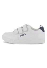 Witte leren sneakers met drie klittenbandsluitingen, marineblauwe accenten op de hak en het 'BOSS'-logo gedrukt aan de zijkant. Rubberen zool.