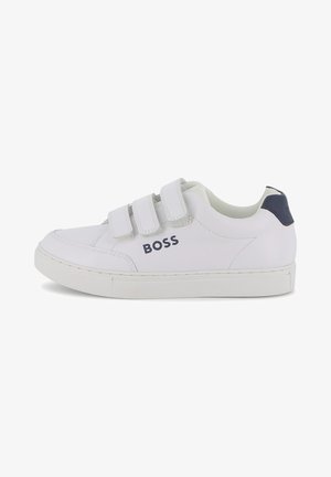 Baskets en cuir blanches avec trois bandes Velcro, accent bleu marine sur le talon et logo "BOSS" imprimé sur le côté. Semelle en caoutchouc.