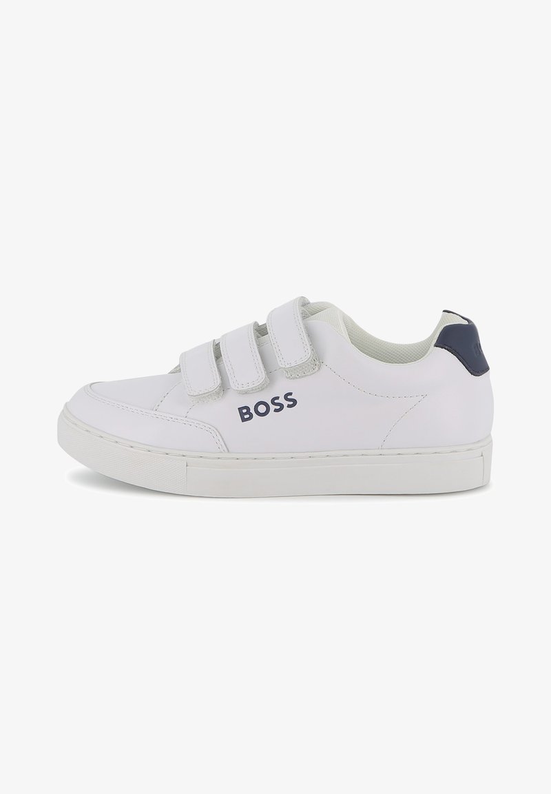 Baskets en cuir blanches avec trois bandes Velcro, accent bleu marine sur le talon et logo "BOSS" imprimé sur le côté. Semelle en caoutchouc.